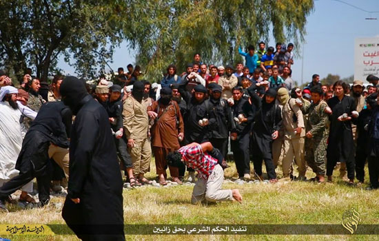 داعش دو جوان را سنگسار کرد +عکس
