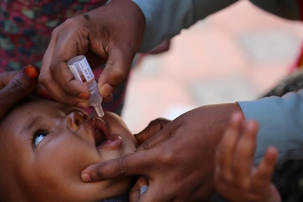 فلج اطفال، چه علائم و عللی دارد؟