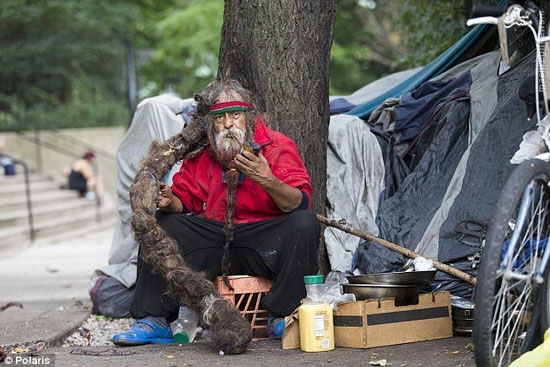 بی‌خانمان نیویورکی با موهای میلیون دلاری