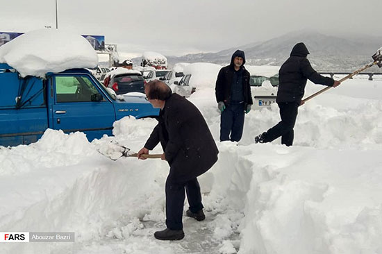 تصاویری از مسافران گرفتار در برف سنگینِ گیلان