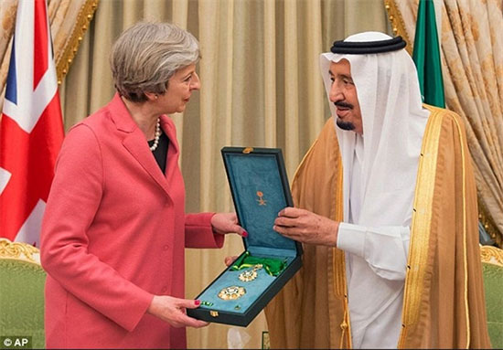پادشاه عربستان به ترزا می نشان افتخار داد