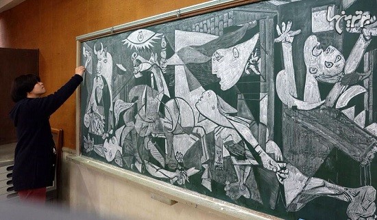 هنر خیره کننده معلم ژاپنی روی تخته سیاه