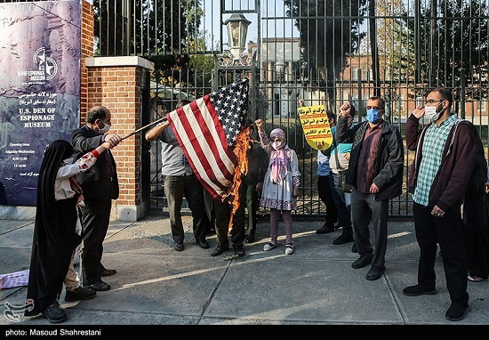 ۱۳ آبان متفاوت در مقابل سفارت سابق آمریکا