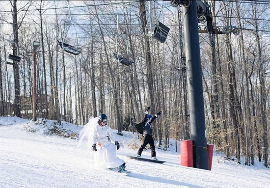 مراسم عروسی حین اسکی بازی! +عکس