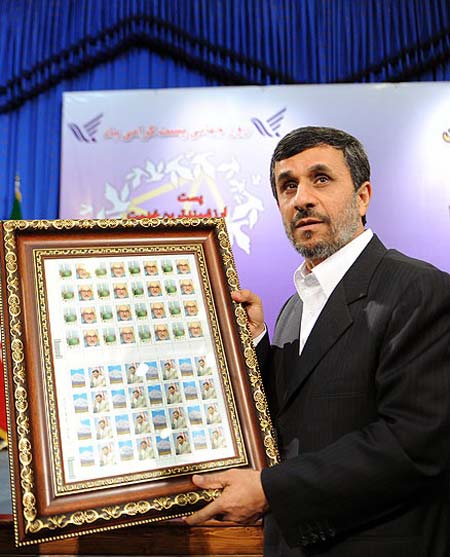رونمایی احمدی‌نژاد از تمبر خودش/ عکس