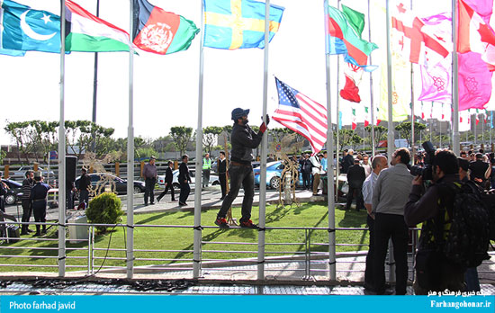 عکس: اهتزاز پرچم آمریکا در جشنواره فجر