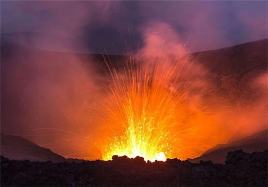 لبه آتشفشان از نمایی نزدیک +عکس