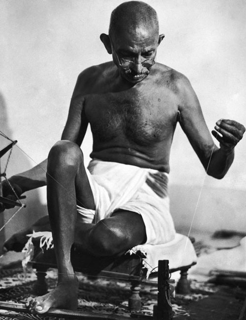عکس: ماهاتما گاندی و چرخ نخ‌ریسی اش