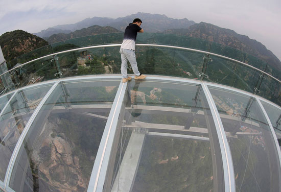 بر فراز بزرگ ترین سکوی شیشه ای دنیا