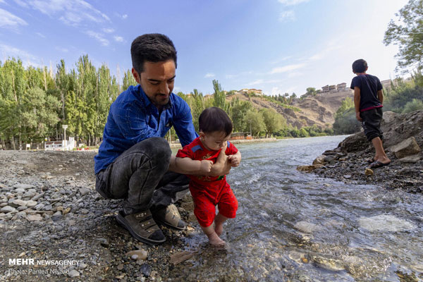 تفریح تابستانی گردشگران در چشمه دیمه