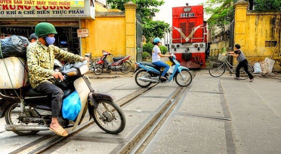 حیاط خلوتی که راه آهن و قطار دارد! +عکس