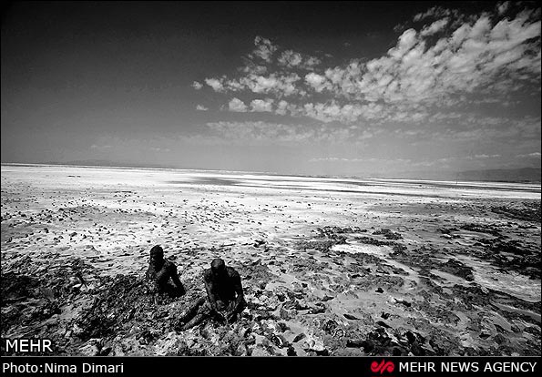 عکس؛ لجن درمانی در دریاچه ارومیه