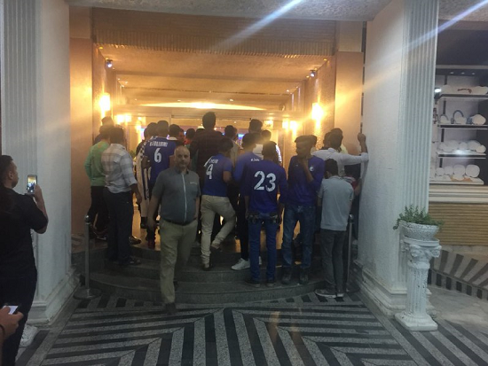 هجوم هواداران استقلال به هتل كاروانسرا