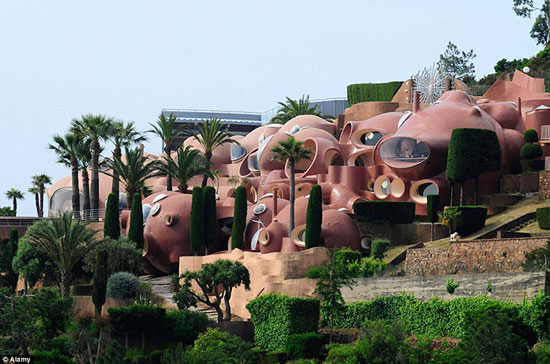 قصر حباب‌ها، زیباترین هتل سورئال جهان