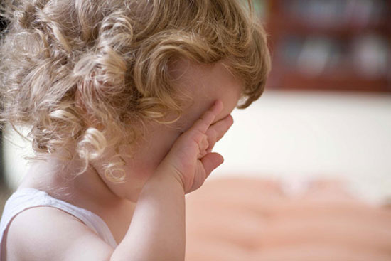 13 نشانه افسردگی کودکان که والدین باید بدانند