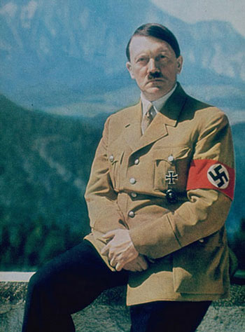 هیتلر کنار بزرگان در موزه دیوانگی