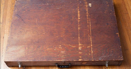 جعبه چوبی مرموز حاوی نقاشی‌ها و نوشته‌هایی عجیب