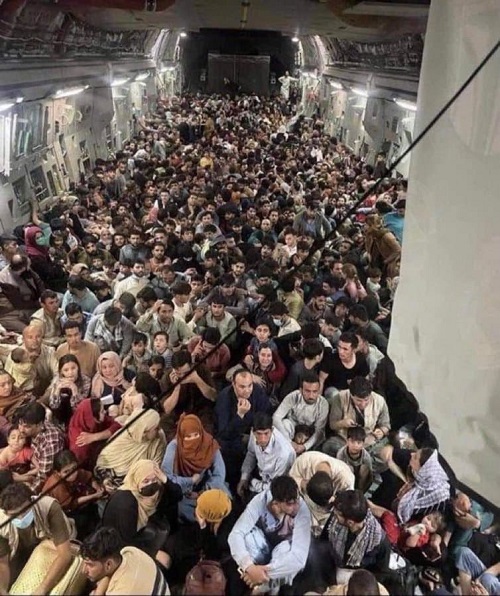 راز عکس نشستن صدها افغان در هواپیمای آمریکا