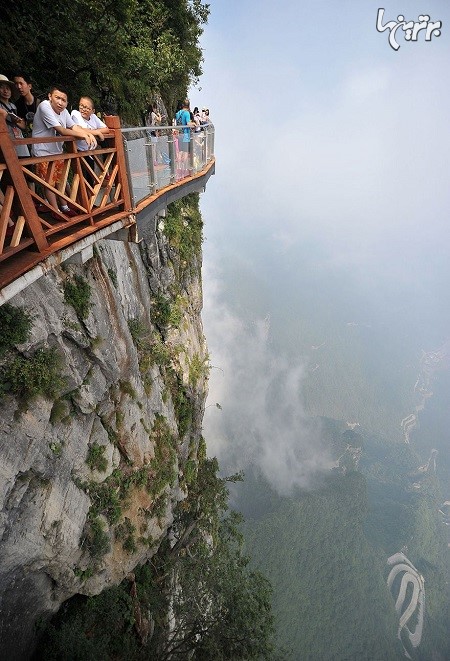 ترسناک ترین گذر گاه شیشه ای در ارتفاعات کوه تیانمِن