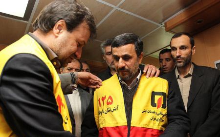 احمدی نژاد در لباس آتش نشانان + عکس
