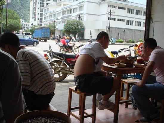 مد جدید و مسخره مردانه در چین! +عکس