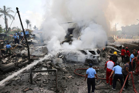 عکس: سقوط هواپیمای اندونزی وسط شهر