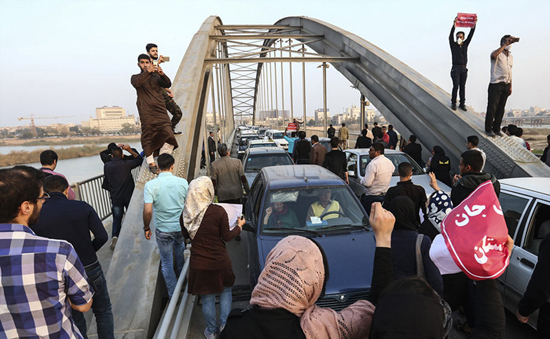 مردم معترض خوزستان به خیابان آمدند