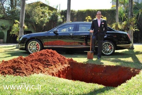 مردی که با ماشینش دفن خواهد شد! +عکس