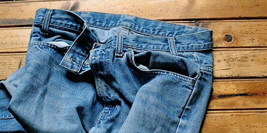 روش‌های پاک کردن لکه روغن از روی شلوار جین
