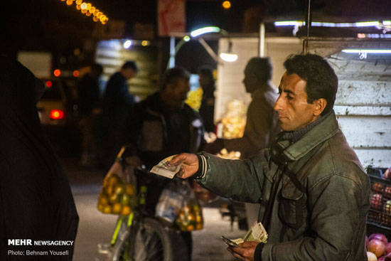 بازار داغ وانتی‌های میوه فروش در شب‌های زمستان