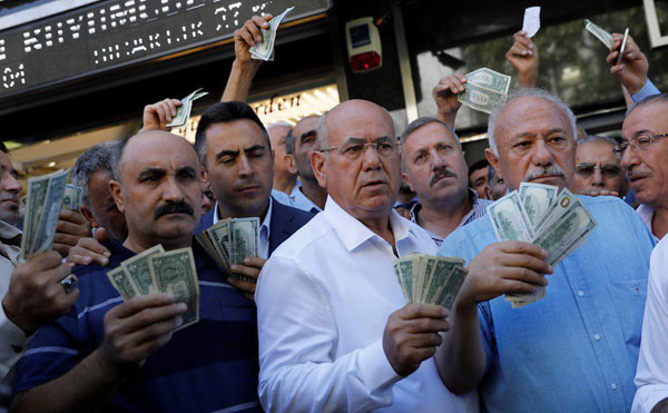 صف مردم ترکیه برای حمایت از «لیر» در برابر دلار