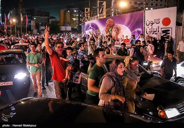 عکس: شادی مردم پس از پیروزی روحانی (2)