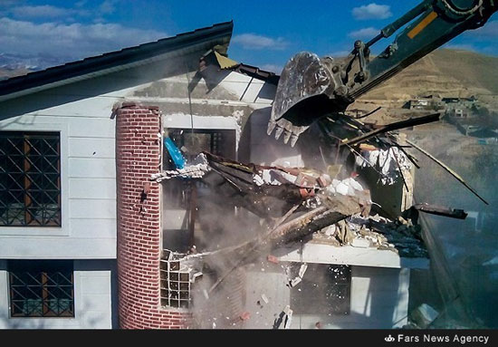 عکس: تخریب ساختمان‌ های غیر مجاز بومهن