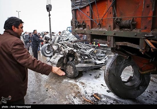 عکس: له شدن خودروها در تصادف جاده قم