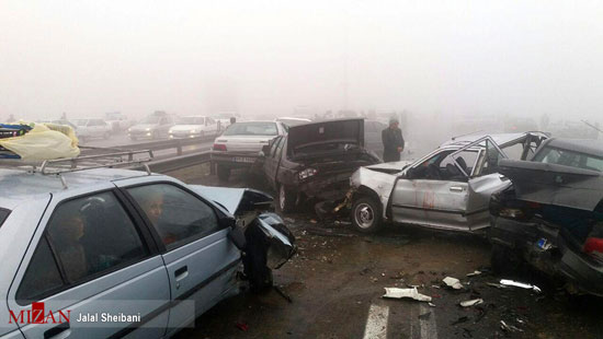 تصادف زنجیره ای خودروها در اتوبان مه آلود مشهد