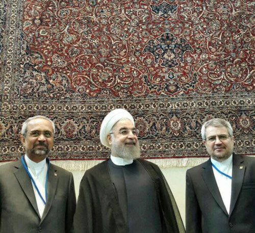 عکس یادگاری روحانی با فرش ایرانی
