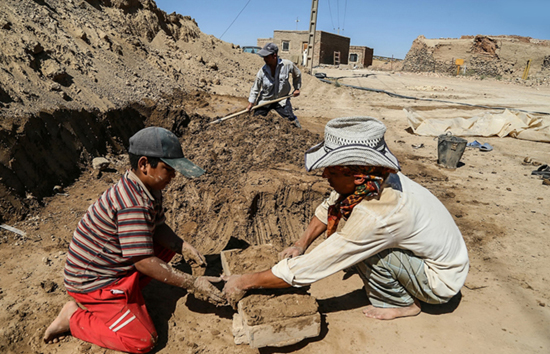 کودکانی که در کوره‌ آجرپزی کار می‌کنند