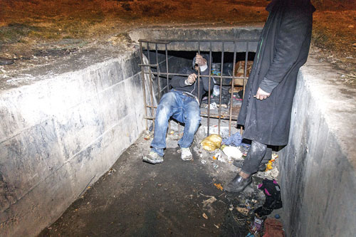 شهروندانی که شب در کانال فاضلاب می خوابند
