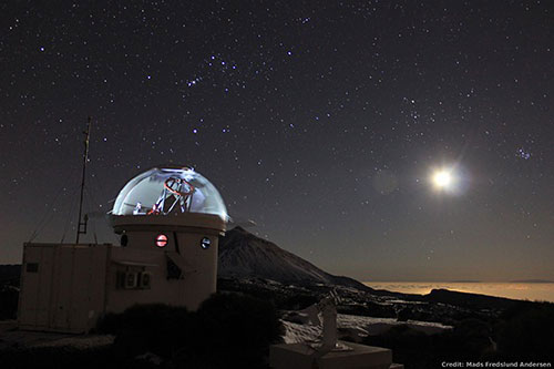 عکس: تلسکوپ در قاب قله آتشفشانی