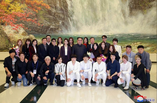 عکس یادگاری «اون» با ستاره‌های پاپ کره‌ جنوبی
