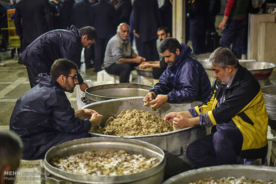 طبخ بزرگترین آش نذری جهان در شیراز