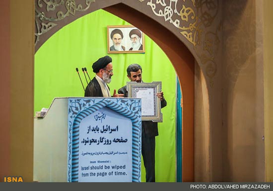 عکس: احمدی نژاد نشسته نماز خواند!