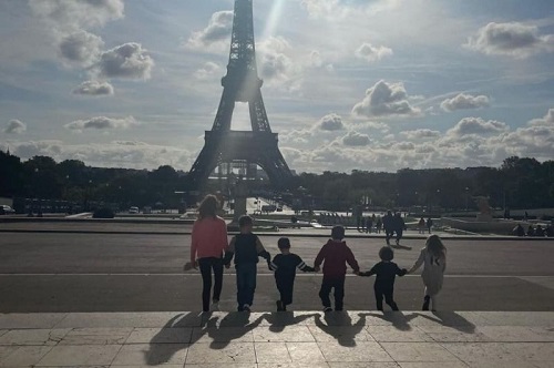 پاریس‌گردی خانواده مسی با حضور بچه‌های سوارز