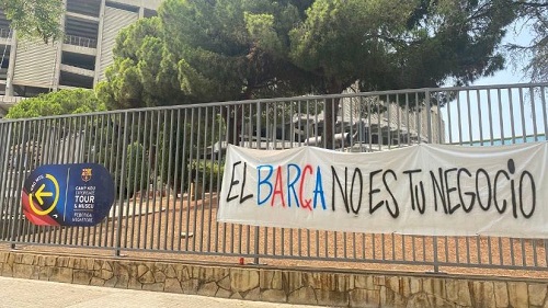 بنر‌های هواداران بارسلونا در اعتراض به خوان لاپورتا