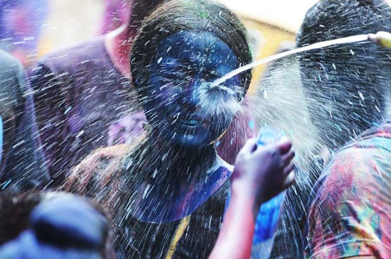 جشنواره سالانه رنگ و شادی در هند + عکس
