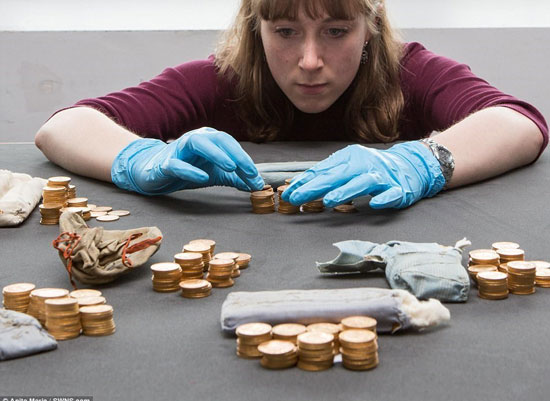 کشف بزرگترین گنجینه سکه طلا در تاریخ انگلیس
