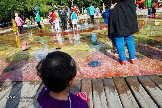 تصاویر دیدنی از آب بازی کودکان در تهران