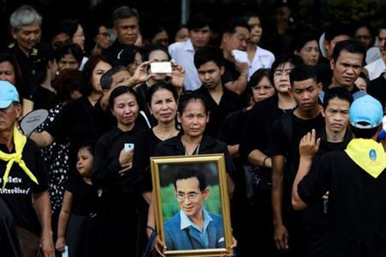 آخرین وداع تایلندی ها با پادشاه فقید!