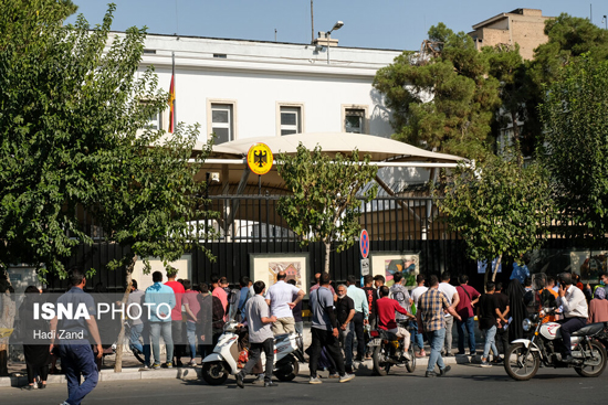 ازدحام جمعی از پناهجویان مقابل سفارت آلمان