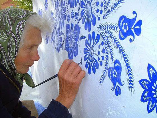 نقاشی دیواری های یک مادربزرگ ۸۷ ساله